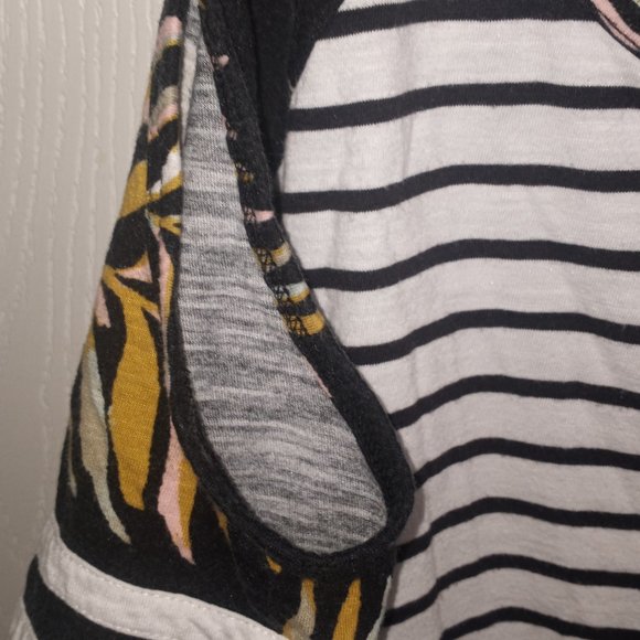 Maurices 24/7 Shirt - Size 0 - Short Sleeve (With Shoulder Cutouts) - Stripes - - Picture 3 of 5